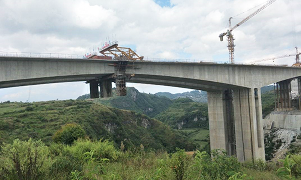 贵安新区黔中大道（三期）道路工程松柏山水库特大桥实现顺利合拢